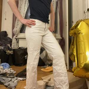 Snygga vita jeans! Jätte sköna och stretchig tyg! Säljer pågrund av att den inte är i min ”still”! Köpte för 200kr men säljer för 50kr inklusive frakt💗