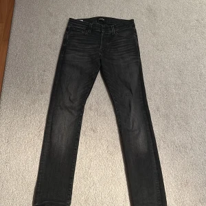 Jeans - Hallå! Säljer ett park sköna och stilrena svarta jeans från märket Jack and Jones. Använda två gånger och därför i skick 9/10! Slim dit med 27/30 i storlek! Hör gärna av dig vid frågor eller funderingar!