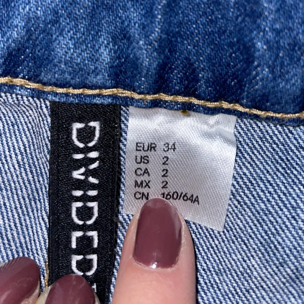 Blå jeans från H&M, mycket sparsamt använda och i bra skick!  De är i storlek 34 men passar bra på mig som vanligtvis har 36. Tveka inte att höra av er om frågor! Kontakta mig innan ni använder köp nu🥰. Jeans & Byxor.