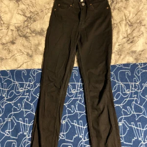 Svarta jeans - Svarta jeans från Hm fint skick