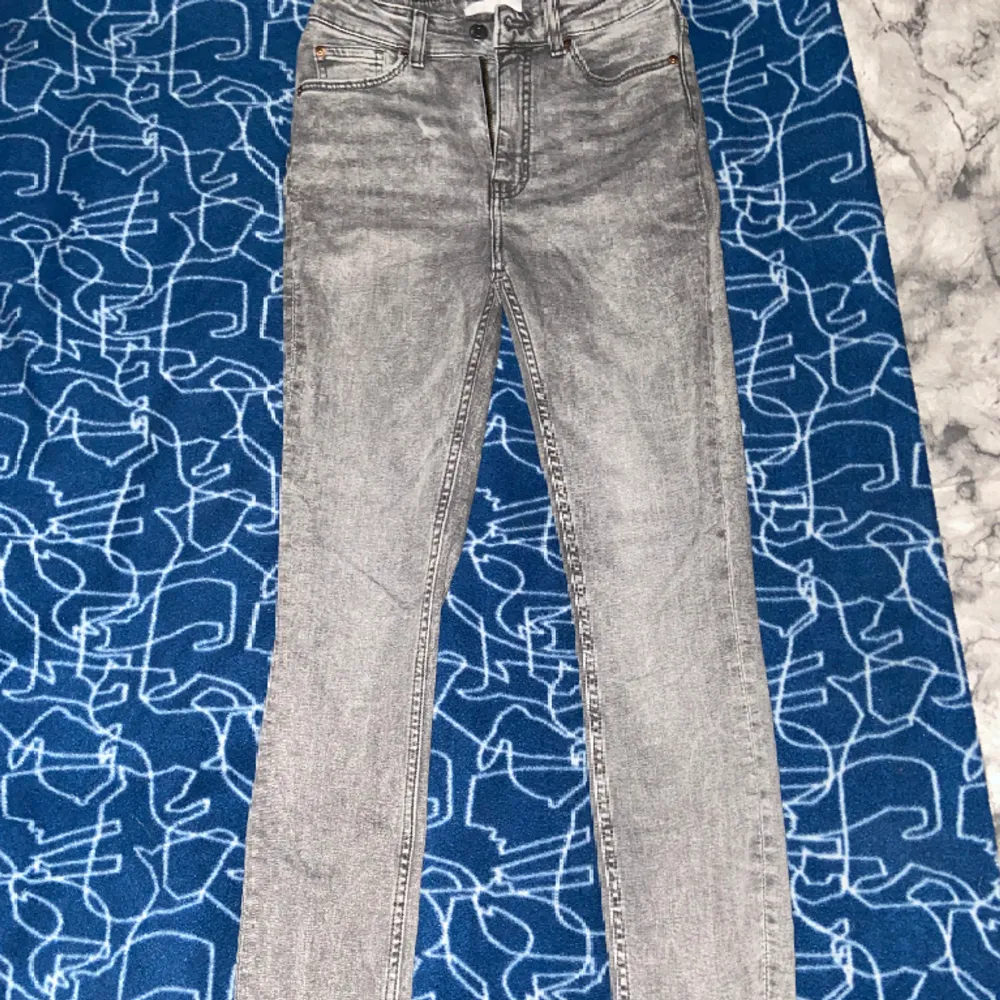 Fina gråa jeans från hm. Fint skick . Jeans & Byxor.