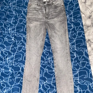 Grå jeans - Fina gråa jeans från hm. Fint skick 