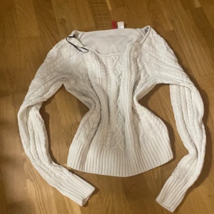 Stickad tröja - En vit stickad tröja från hm. Storlek 40 men passar bra på mig som har 36. 175kr plus frakt. Kan mötas upp