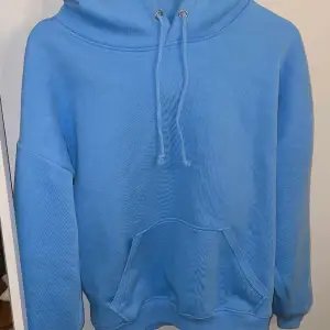 Hej!💕 Jag säljer min blåa hoodie ifrån bikbok i storleken S då den inte kommer till användning. Har använt den ett fåtal gånger och anser att den är i väldigt fint skick! Köpt för 400kr. Obs! Den ser randig ut på bilden men den är helblå