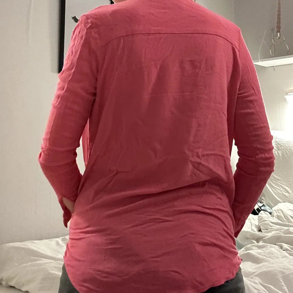 Rosa skjorta i storlek från JUST FEMALE i storlek S.  Köparen står för frakten :). Skjortor.