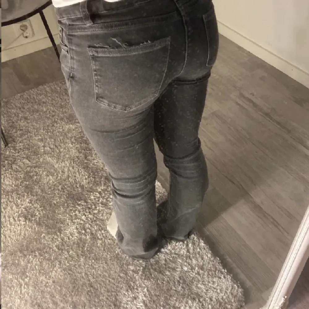 Lågmidjade grå/svarta jeans från Gina i bra skick! 💗. Jeans & Byxor.