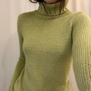 Stickad polotröja  - Jättesöt stickad polotröja❣️  Aldrig använt!