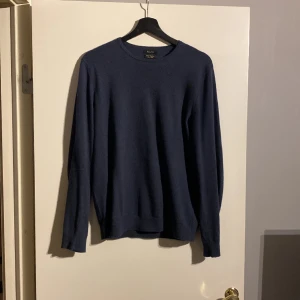 Massimo Dutti tröja - Riktigt skön Massimo Dutti tröja i Kashmir/ull blandning. Tröjan är i princip i nyskick. Nypris 699