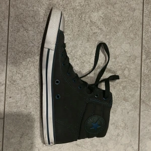 Converse - Ett par oanvända gröna convers. De är fodrade och varma så man kan ha på sig dem under vintern. Inga defekter. Pris kan diskuteras🩷🩷🩷Orginal pris 540 kr❤️