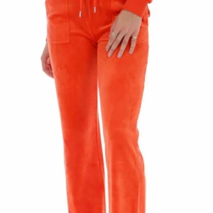 Orange juciy dress - Jag köpte en orange juciy dress i somras som aldrig kom till användning då den va för liten på mig så säljer vidare den nu till nån annan , färgen är så fin och unik !