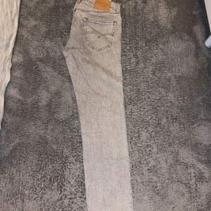 Levis 511 i bra skick och snygg färg, perfekta jeans till hösten! 