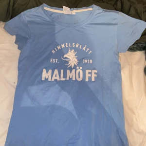 MFF t-shirt  - MFF tröja som är använd 1 gång på en match. Väldigt fint skick. Säljs inte längre. Köpt för 200kr