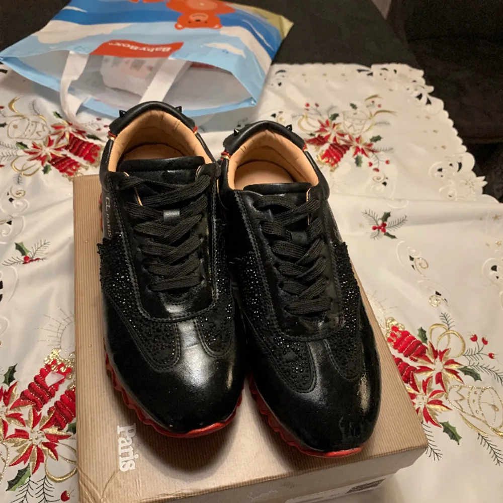 CHRISTIAN LOUBOUTIN Men's Loubishark Crystal Storlek 40, Använda cirka 2 månader Dustbag,låda med mera fås med. Skor.