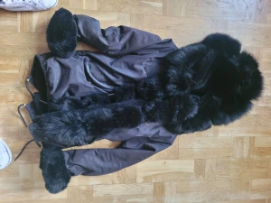 Parkas jacka - Svart pälsjacka från garoff strl S använd 1 vinter så den är i fint skick. Går att ta bort pälsen. Vill man ha fler bilder går det att lösa