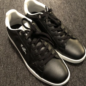 Björn Borg Skor - Svarta Björn Borg skor🙌 Endast använda en gång så i topp skick👏 Storlek 45