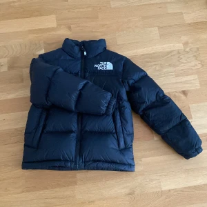 North face jacka - Säljer den här skit snygga north face jackan ⚠️ÄKTA⚠️ Super varm och perfekt nu till vintern. Ordpris: 3099kr