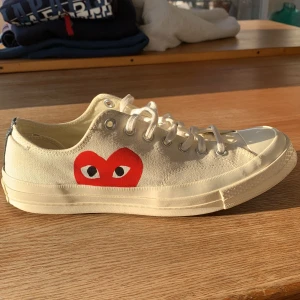 Comme Des Garçons Play Skor - Säljer mina fräscha CDG skor som jag använt lite, MEN de ser otroligt oanvända ut! Fråga gärna om fler bilder ❤️