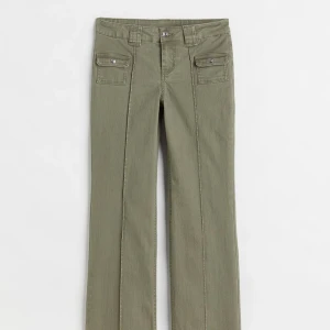 Gröna lågmidjade byxor - De populära h&m byxorna!! (Lånade bilder) Byter helst mot ett par i storlek 36 eller säljer för ett bra bud!💕 köpte dem för 550kr här på plick, men inte kunnat använda de då de är för långa på mig som är 160