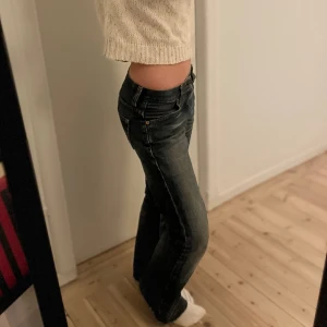 Lågmidjade vintage Levis jeans  - Jätte snygga mörkblåa Levis jeans köpta på arkivet!