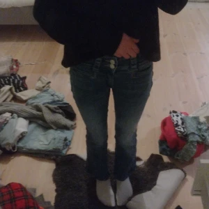 Blåa bootcut jeans - Jag säljer ett par blåa bootcut jeans med knapp ficka i väldigt fint skick. Anledning till att de säljs är för att de är för små