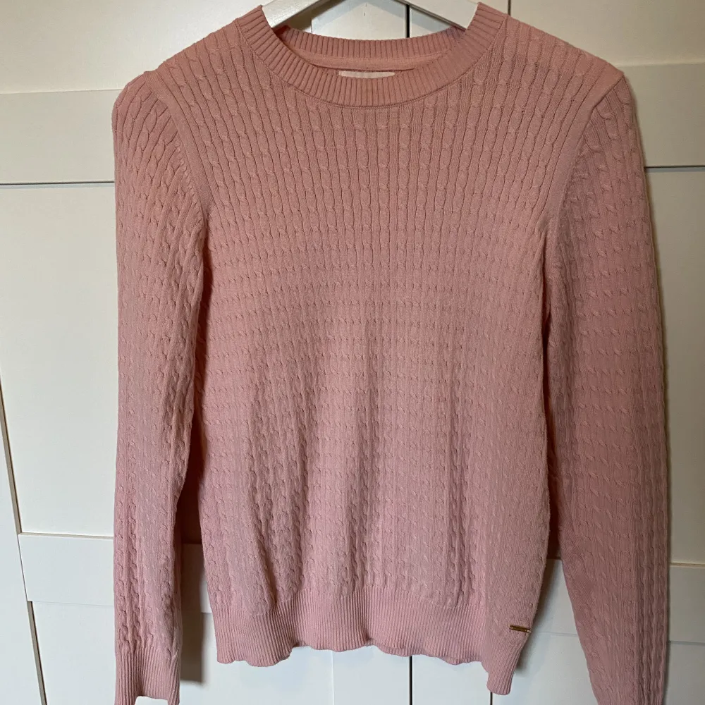 Jättefin Kabelstickad tröja från Holly and whyte (Lindex) i storlek S. Superfint skick och bra kvalitet!🩷🥰. Neuleet.
