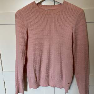 Jättefin Kabelstickad tröja från Holly and whyte (Lindex) i storlek S. Superfint skick och bra kvalitet!🩷🥰