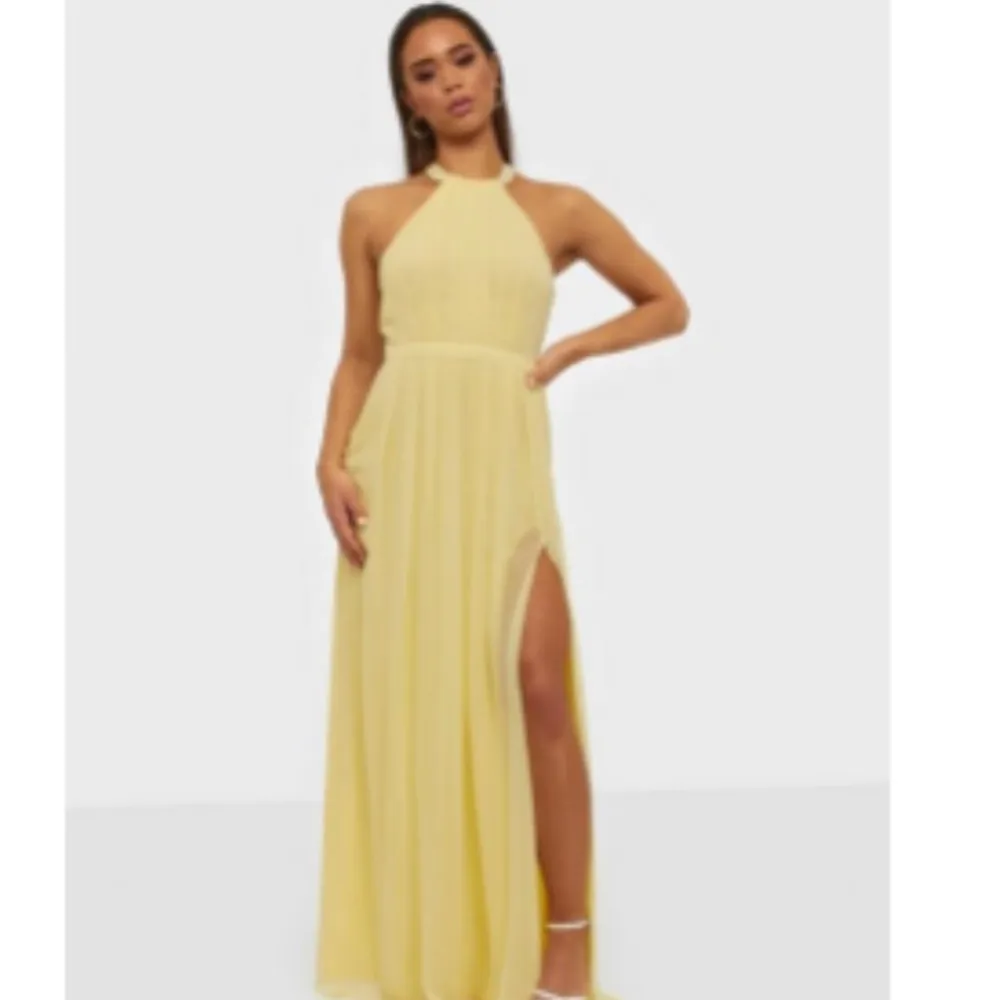 Säljer denna super fina balklänning, använd vid endast ett tillfälle och är i super bra skick storlek 34 men skulle säga passar 34/32 Köpt för 900 kr men säljer för 500 kan även gå ner i pris vid snabb affär🫶. Klänningar.
