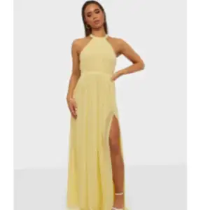 Säljer denna super fina balklänning, använd vid endast ett tillfälle och är i super bra skick storlek 34 men skulle säga passar 34/32 Köpt för 900 kr men säljer för 500 kan även gå ner i pris vid snabb affär🫶