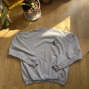 Sweatshirt - Grå sweatshirt med riktigt snygg boxig passform. Coolt gammalt tryck med laget IF Väster. Skriv vid frågor!