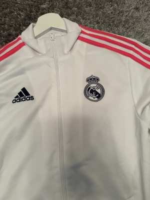 Adidas tröja Real madrid - Helt ny tröja fick den som present 