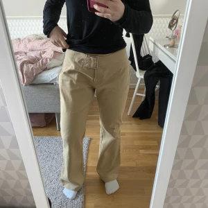 Beiga byxor vintage - Supersnygga byxor jag köpte nyligen och jag har aldrig använt dom då dom tyvärr var lite för stora!! Storlek 38.