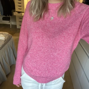 Stickad Tröja - Vero Moda - Vmdoffy o-neck, stickad tröja från veromoda, helt ny. Slutsåld nästan överallt. säljer då jag är osäker på färgen. Köpt för 250kr, säljer för 200kr Skriv för mer info / bilder 💕