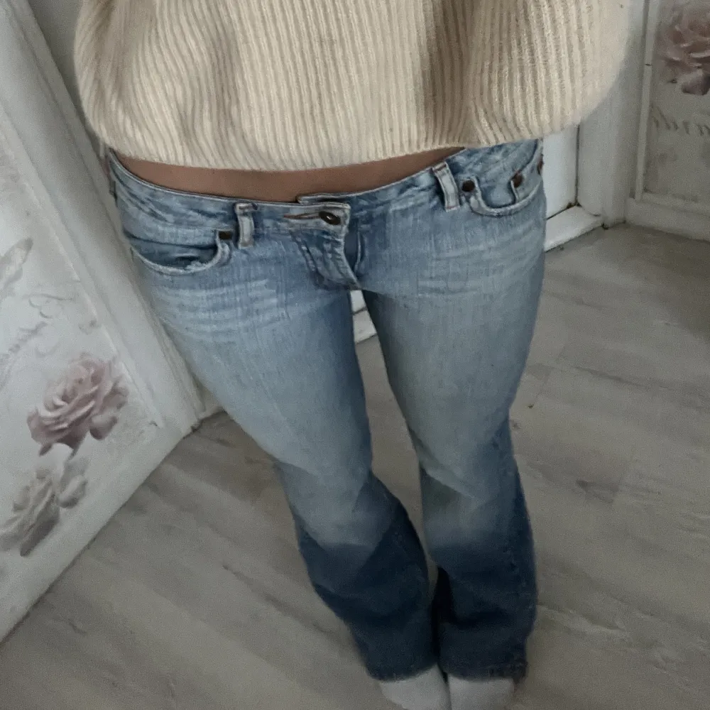 Säljer dessa ljusa lågmidjade jeans😍. Jeans & Byxor.