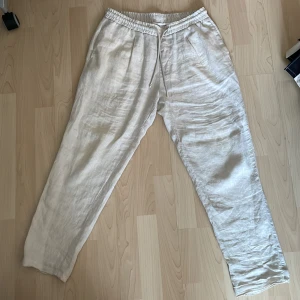 Linnebyxor Zara (M) - Säljer nu mina linnebyxor från Zara i storleken M. Använda ca en månad förra sommaren, men inte mer.   Perfekta inför sommaren 