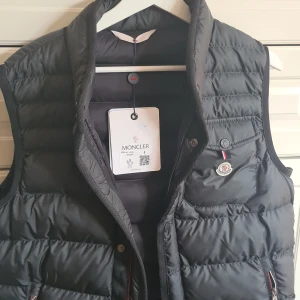 Moncler väst (rep) - Oanvänd väst khaki