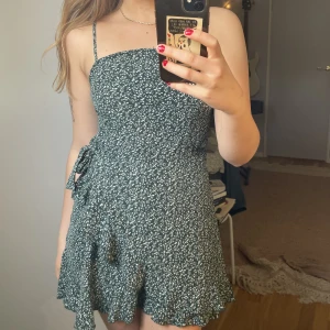 Somrig klänning  - Söt klänning som jag köpte second hand från Shein. Nästan aldrig använd ❤️