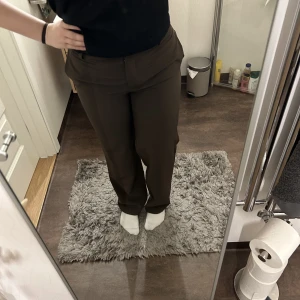 Bruna kostymbyxor - Superfina kostymbyxor från only 🤎 Storlek 34 och långa i benen!!