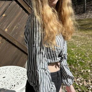 Sommartopp - Fin randig sommartopp. Köpt för några år sedan och använd några gånger. Väldigt v-ringad. Knyts ihop nertill. 