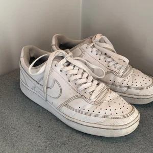 Nike skor, stl 39 - Nike skor köpta för ett år sen. Ganska bra skick