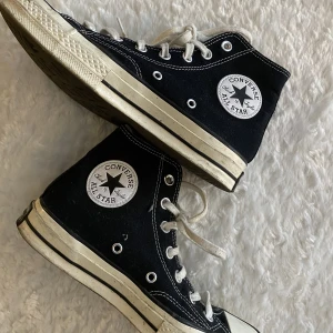 Converse st.37,5 - Svarta höga Converse Chuck Taylor i storlek 37,5.  Lite smutsiga men annars i fint skick. 