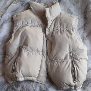 Väst  - Super snygg väst från Newyorker i storlek xs. Säljer då jag tyvärr inte gillar passformen på mig🫶🏼 Mer som en S/M i storlek💓 Bara att höra av sig vid frågor eller liknande  