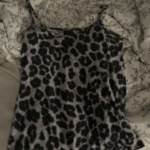 vanlig leopard linne från gina - Ett linne som jag knappast använt i storlek xs från gina 💕