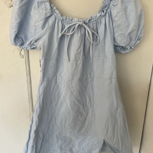 Blå klänning - En blå gullig klänning som är perfekt till sommaren. Är i mycket bra skick