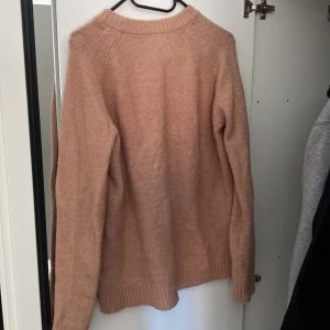 Rosa stickad tröja - Lite oversize men inte så tjock stickad tröja. Den sticks ej! Och är i god skick 