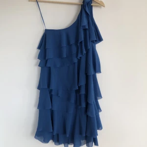 One-shoulder klänning 36 - Blå one-shoulder klänning från hm o storlek 36. Gott skick. Det var många som visade intresse så startade en budgivning💕💕
