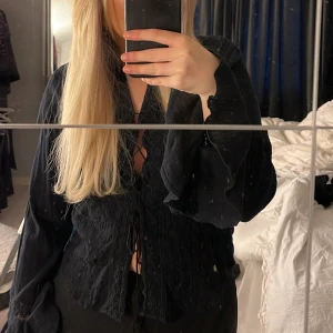 söt blus - Jätte fin och söt blus ifrån sisters som är köpt på secondhand så väldigt unik men ändå i fint skick🖤