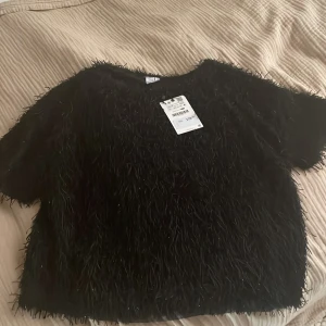 Zara tröja - Säljer min snygga party tröja från zara barn! Helt oanvänd med lapp kvar i storlek 13-14 i svart den är svart och lite glittrig❤️
