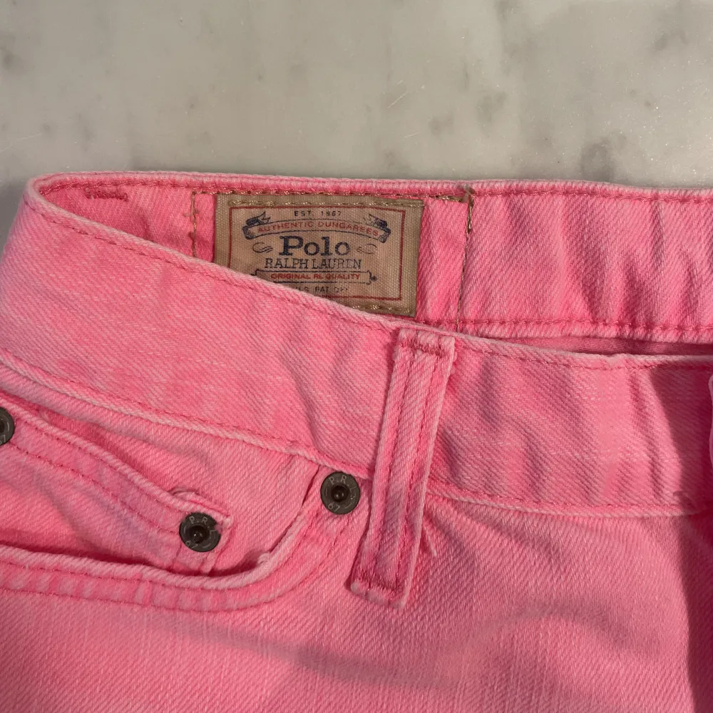 Ett par jättefina neonrosa Ralph Lauren short i barnstorlek 12 år💕 Rak i modellen och skönt jeansmaterial🫶. Shorts.