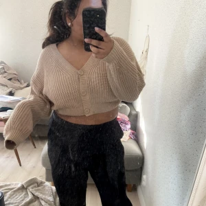 Stickad tröja - Strl M, från HM, använd vid fåtal tillfällen, 100kr🤍🤠