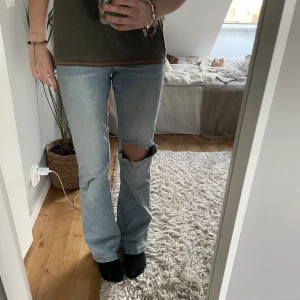 Blåa jeans - Sååå snygga lågmidjade bootcut jeans med ett hål på ena knät. Varsamt använda❤️‍🔥älskar färgen